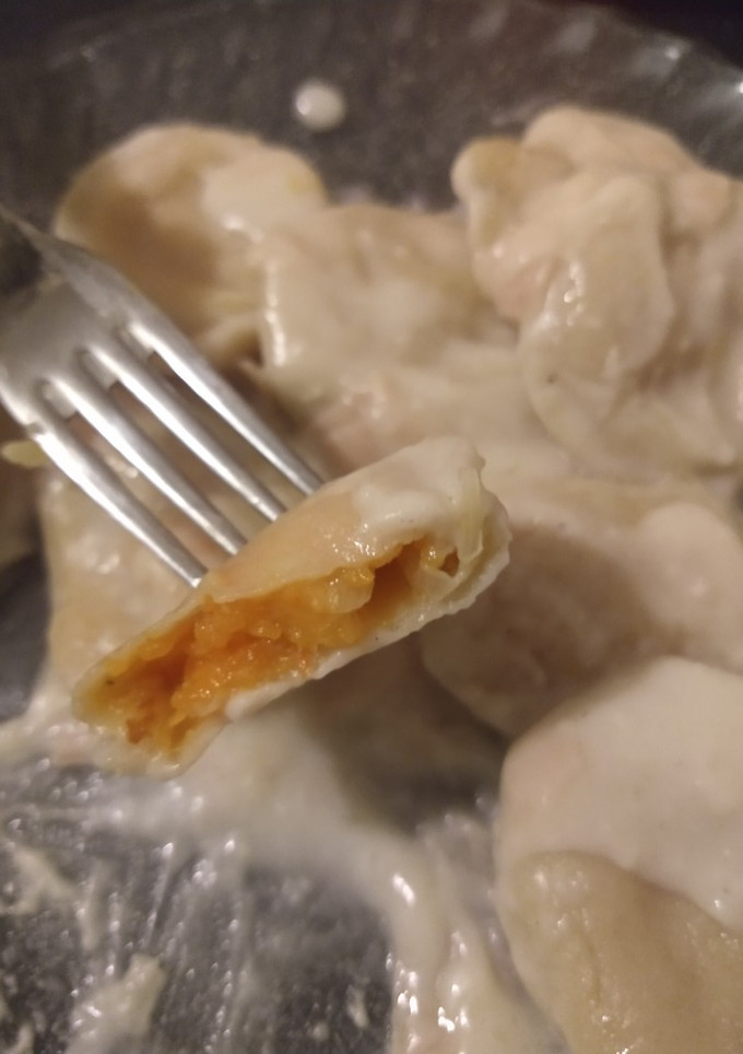 Una foto de Sorrentinos rellenos de zapallo con cebolla y "falsa salsa blanc