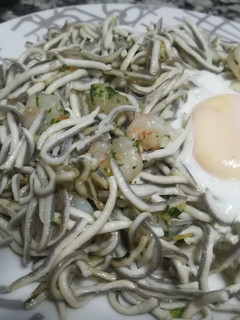 Una foto de Salteado de gulas con gambas y huevo cuajado
