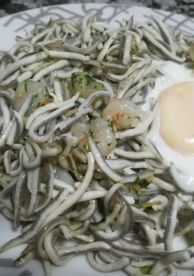 Una foto de Salteado de gulas con gambas y huevo cuajado