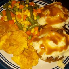 A picture of Cupcake meatloaf, veggies n fried plantains.