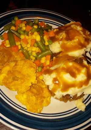 A picture of Cupcake meatloaf, veggies n fried plantains.