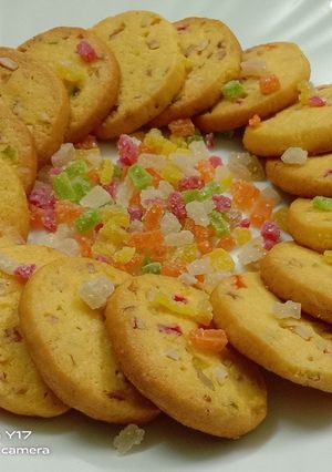 टूटीफ्रूटी बिस्किट्स (tutty fruity biscuit recipe in marathi) रेसिपी चे मुख्य फोटो 