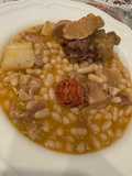 Judías con oreja, chorizo y jamón