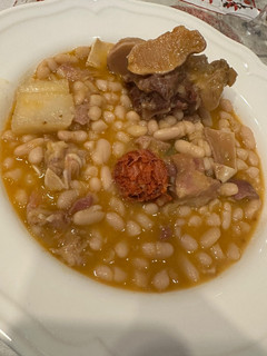 Una foto de Judías con oreja, chorizo y jamón