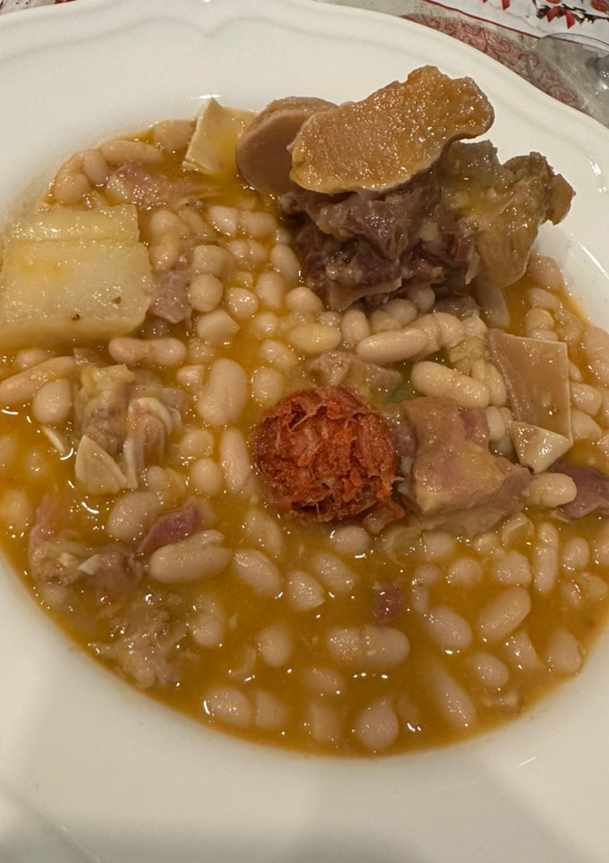 Una foto de Judías con oreja, chorizo y jamón