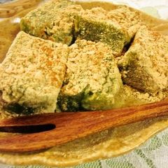 A picture of Matcha Warabi Mochi with Matcha.