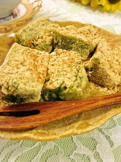 A picture of Matcha Warabi Mochi with Matcha.
