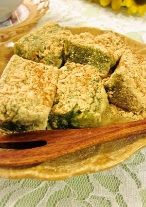 A picture of Matcha Warabi Mochi with Matcha.