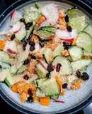 ENSALADA: Auyama, Pepino, Rábano, Arándanos rojos deshidratados, aceite de coco y ajonjolí molido
