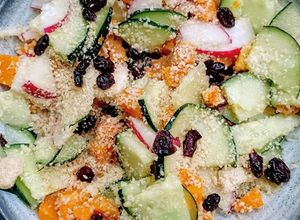 Una foto de ENSALADA: Auyama, Pepino, Rábano, Arándanos rojos deshidratados, aceite de coco y ajonjolí molido