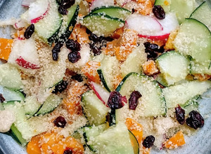 Una foto de ENSALADA: Auyama, Pepino, Rábano, Arándanos rojos deshidratados, aceite de coco y ajonjolí molido