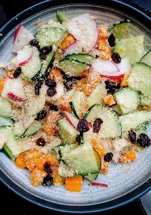 Una foto de ENSALADA: Auyama, Pepino, Rábano, Arándanos rojos deshidratados, aceite de coco y ajonjolí molido