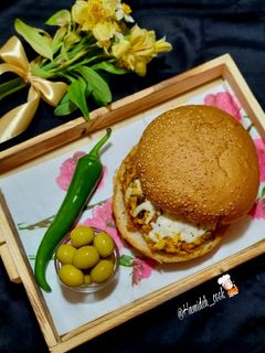 عکسی از دستور ساندویچ مرغ و قارچ پنیری🍔