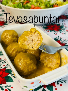 Una foto de Albóndigas de pollo en salsa de cebolla 🧅 🐣
