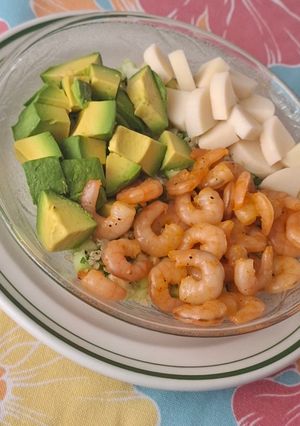 Una foto de Bowl de quinoa y camarones
