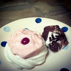 A picture of Strawberry meringue dessert.