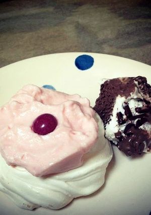 A picture of Strawberry meringue dessert.