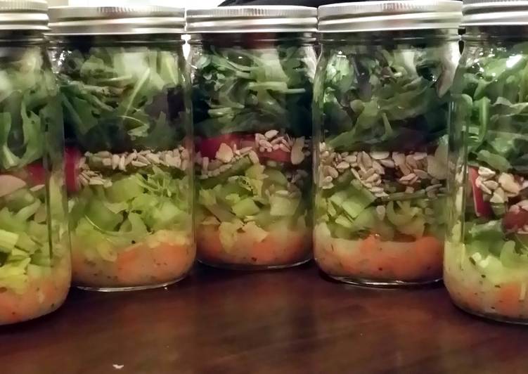 How to Prepare Homemade Salad in a Jar
