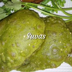 A picture of Palak (Spinach) Puris.