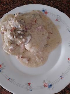 Una foto de Pechugas de pollo en salsa de champis y bacon