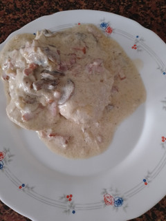 Una foto de Pechugas de pollo en salsa de champis y bacon