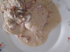 Una foto de Pechugas de pollo en salsa de champis y bacon