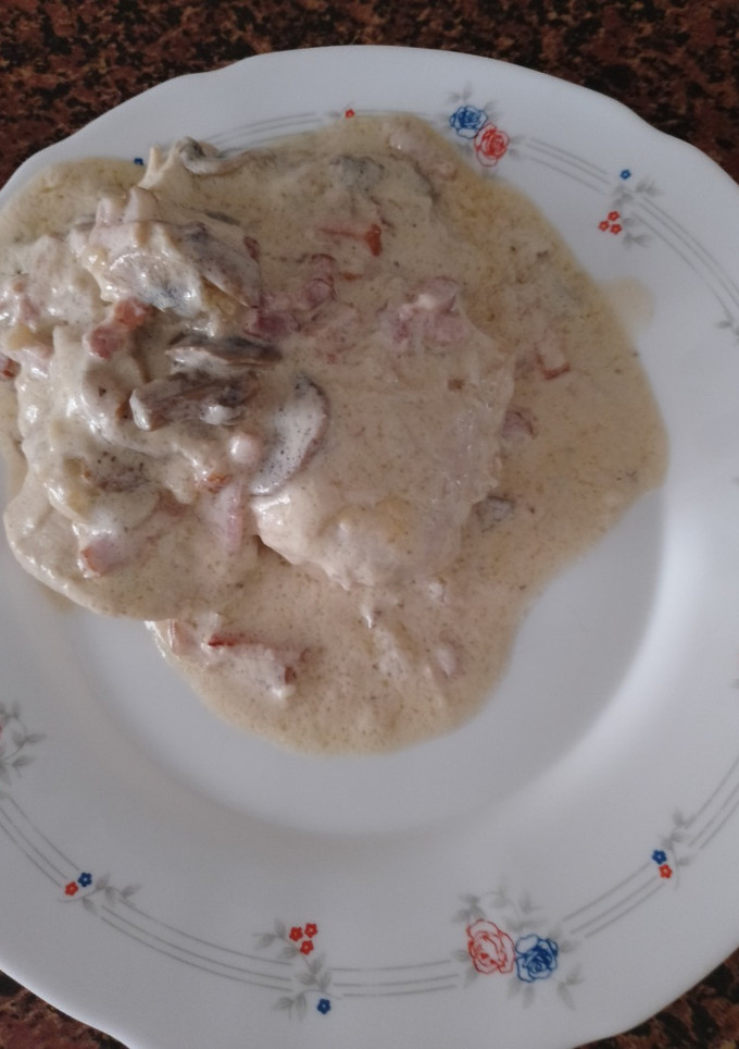 Una foto de Pechugas de pollo en salsa de champis y bacon