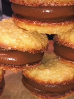 Una foto de Alfajor de coco fácil