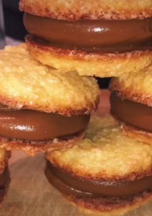 Una foto de Alfajor de coco fácil
