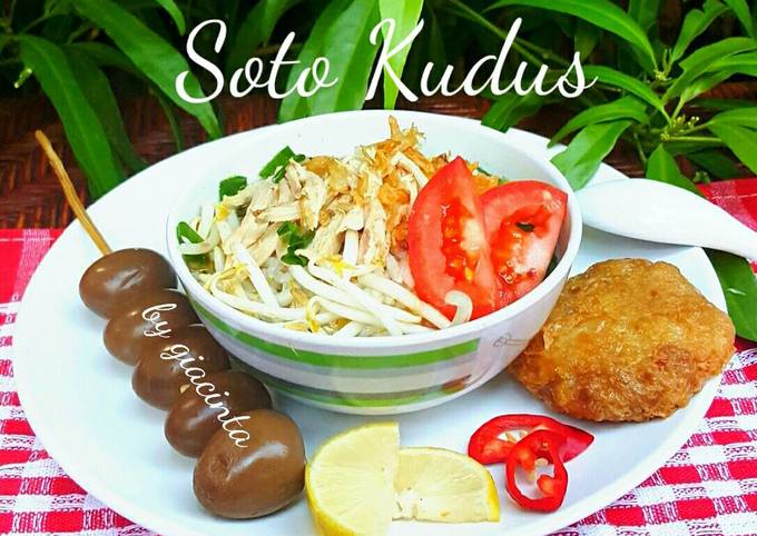 Soto Kudus (Soto ayam dengan Perkedel dan Sate Telur Pindang)