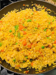 Una foto de Arroz con azafrán y pollo