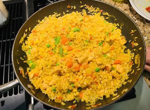 Una foto de Arroz con azafrán y pollo