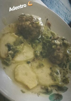 Una foto de Albóndigas a la crema con cebolla de verdeo