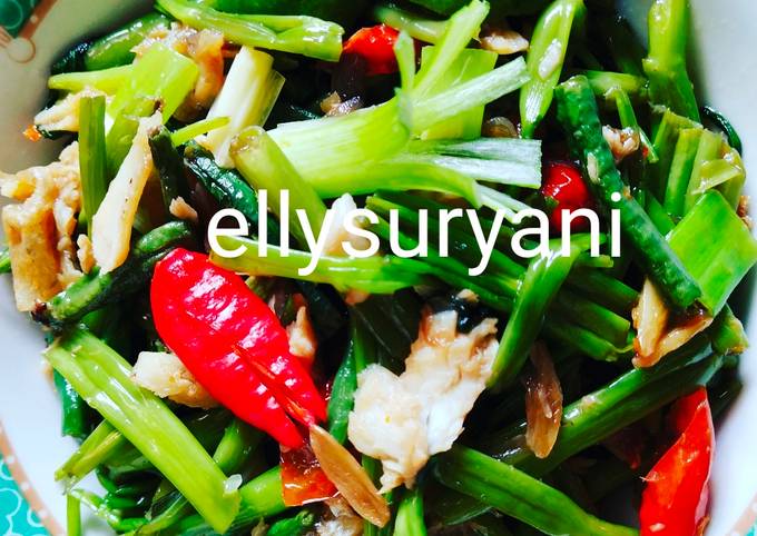 Langkah Mudah untuk Menyiapkan Cah Kangkung Plus Suwir Ikan Gurame Yummy dan Segar, Lezat
