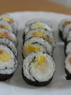 Una foto de Maki sushi variado