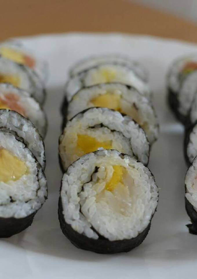 Una foto de Maki sushi variado