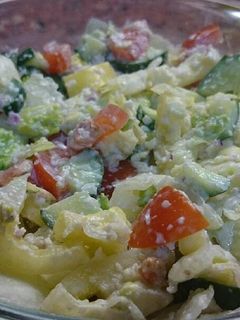 Tavaszi saláta feta sajtos öntettel recept fotója