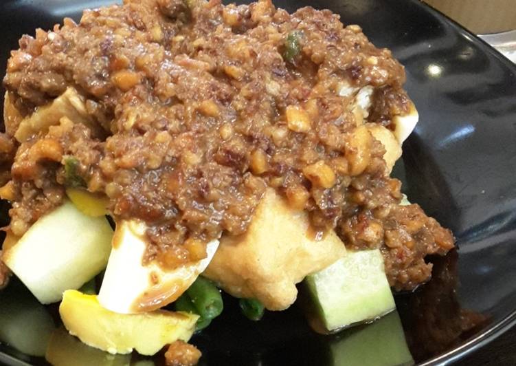 Bagaimana Menyiapkan Rujak petis yang Enak Banget