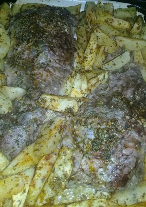 Una foto de Pecho de cerdo al horno con papas 😋👌