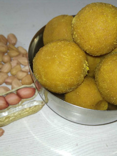 A picture of Peanut Ladoo.