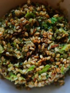 हिरवी मिरची तीळ चटणी (Hirvi Mirchi Til Chutney Recipe In Marathi) रेसिपी चे मुख्य फोटो