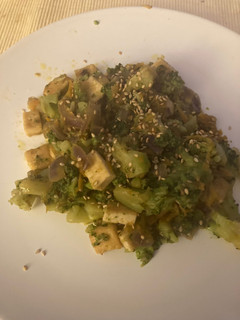 Una foto de Brócoli salteado con tofu