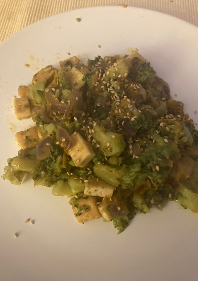 Una foto de Brócoli salteado con tofu