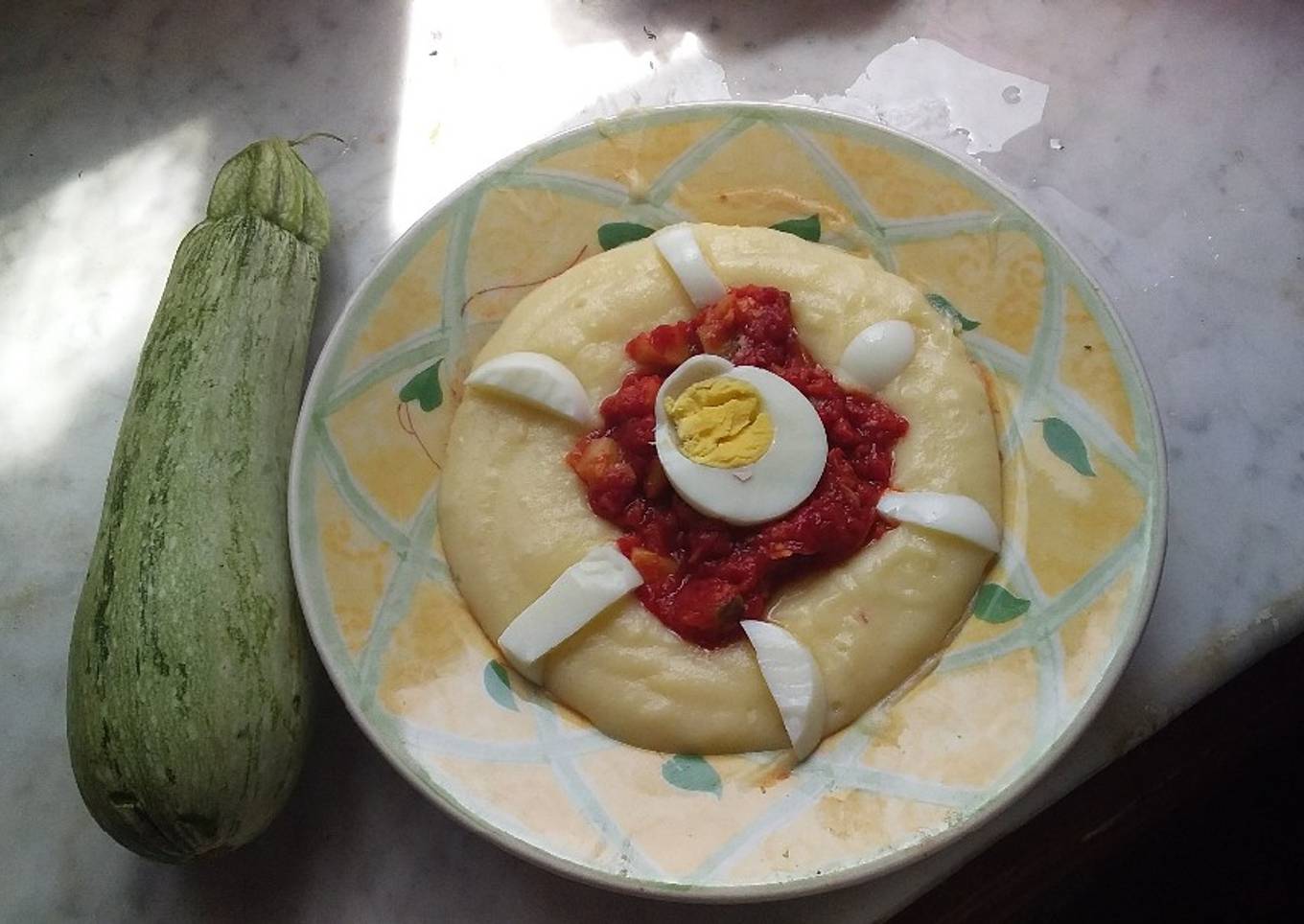 Purée à la sauce tomate aux courgettes