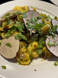 Una foto de Tortellini de carne con trufa de verano (tuber aestivum)