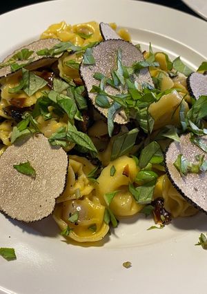 Una foto de Tortellini de carne con trufa de verano (tuber aestivum)
