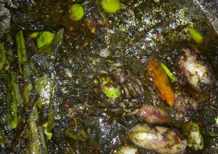 Langkah Mudah untuk mengolah Cumi Bumbu Hitam Pedas (Katanya sih blakutak) yang mudah