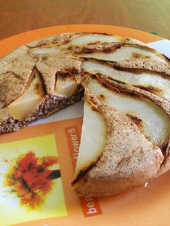 Una foto de TORTA INVERTIDA DE PERA. Sin harinas, sin azúcar, sin lácteos 😋