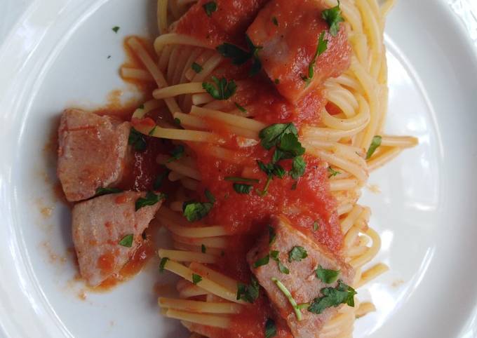 Spaghetti al sugo di tonno