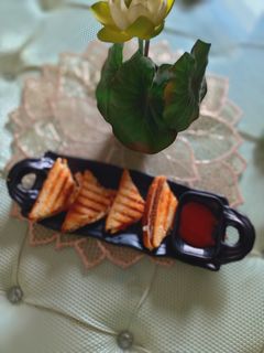 चीज़ी वेज सैंडविच (cheesy veg sandwich recipe in Hindi) रेसिपी मुख्य फोटो